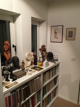 Gang met boekenkast, bustes en beeldjes