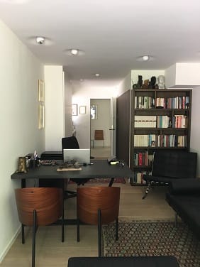 Spreekkamer met bureau en boekenkast